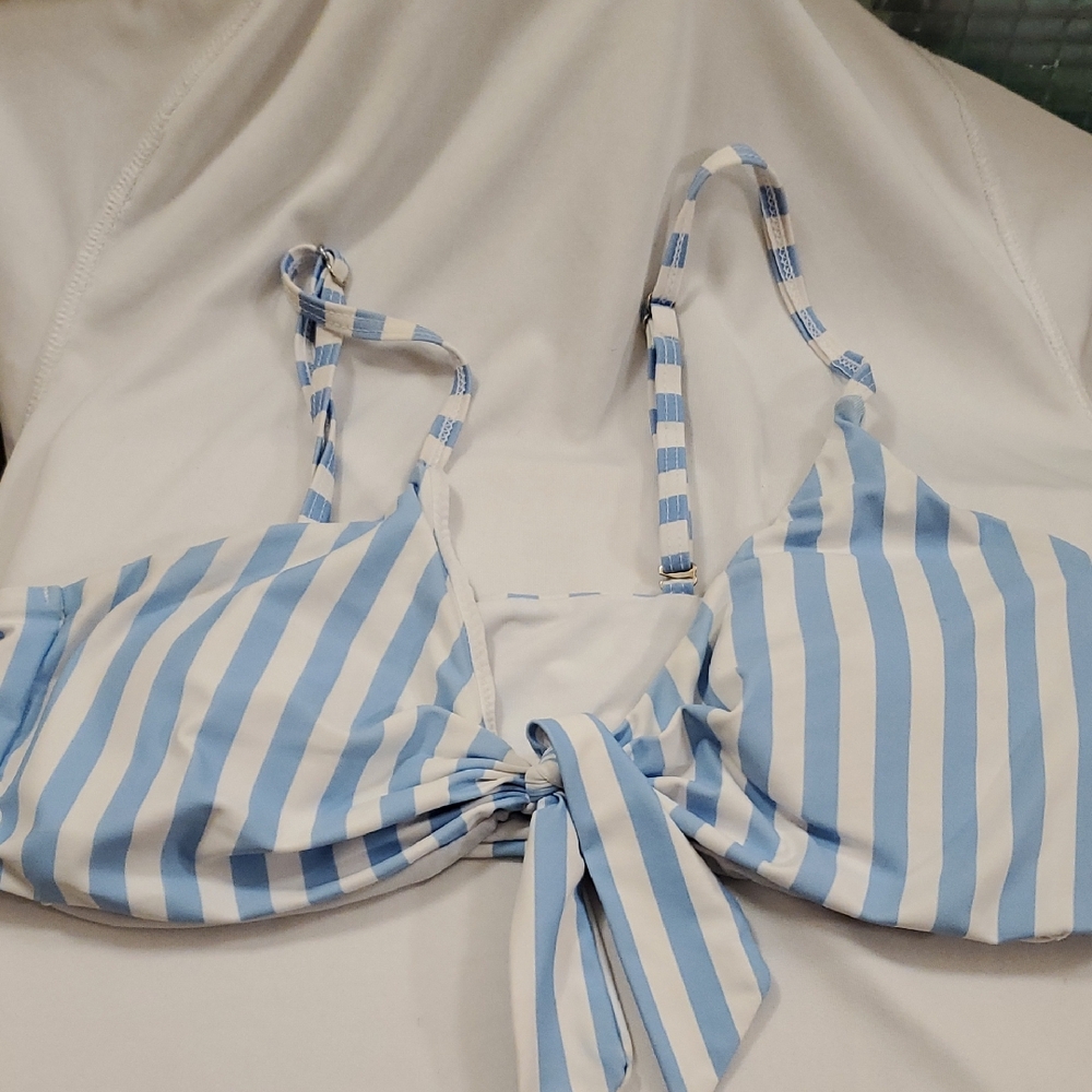 Blooming Jelly Bikini Top Size M Blue and White Striped